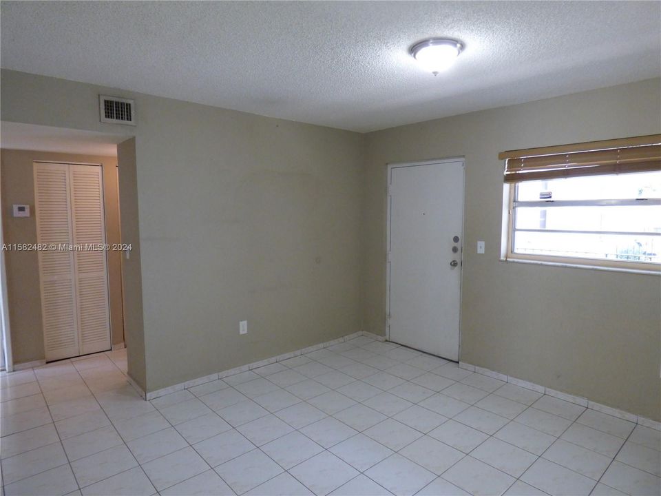 For Sale: $279,900 (2 beds, 2 baths, 897 Square Feet)