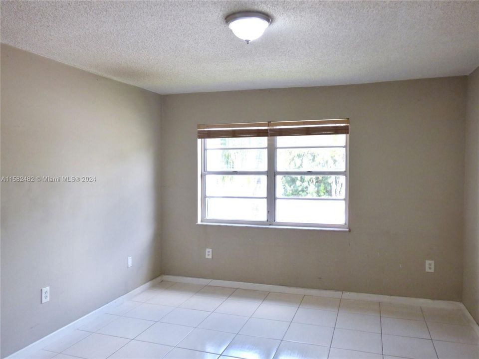 For Sale: $279,900 (2 beds, 2 baths, 897 Square Feet)