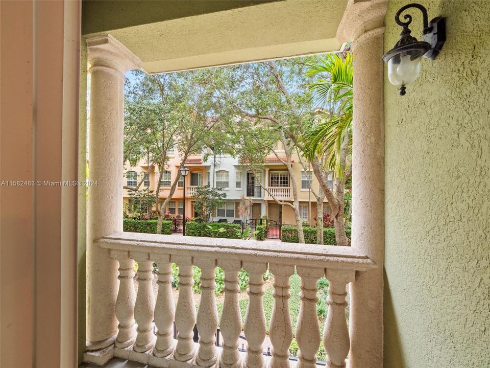 En Venta: $645,000 (3 camas, 3 baños, 2383 Pies cuadrados)