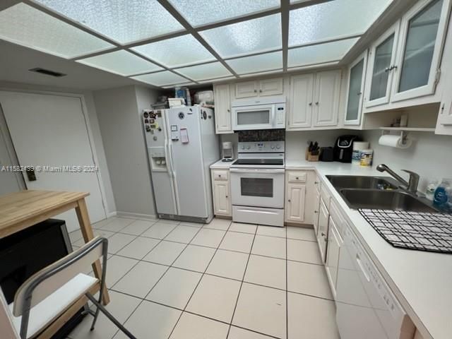 For Rent: $4,500 (1 beds, 1 baths, 960 Square Feet)