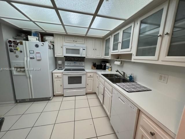 For Rent: $4,500 (1 beds, 1 baths, 960 Square Feet)
