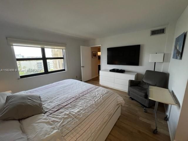 For Rent: $4,500 (1 beds, 1 baths, 960 Square Feet)