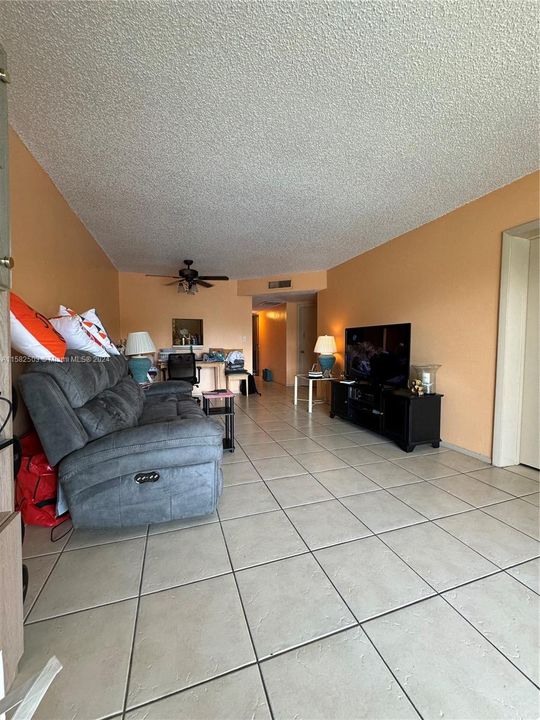 Active With Contract: $175,000 (2 beds, 2 baths, 949 Square Feet)