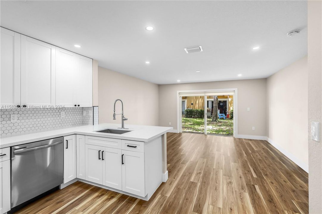 Recently Rented: $3,000 (3 beds, 3 baths, 1270 Square Feet)