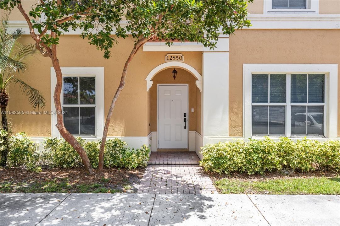 Recently Rented: $3,000 (3 beds, 3 baths, 1270 Square Feet)