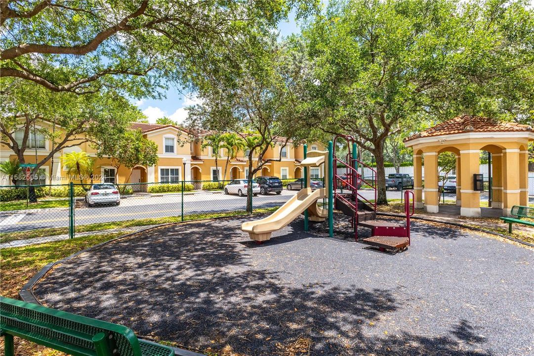 Recently Rented: $3,000 (3 beds, 3 baths, 1270 Square Feet)