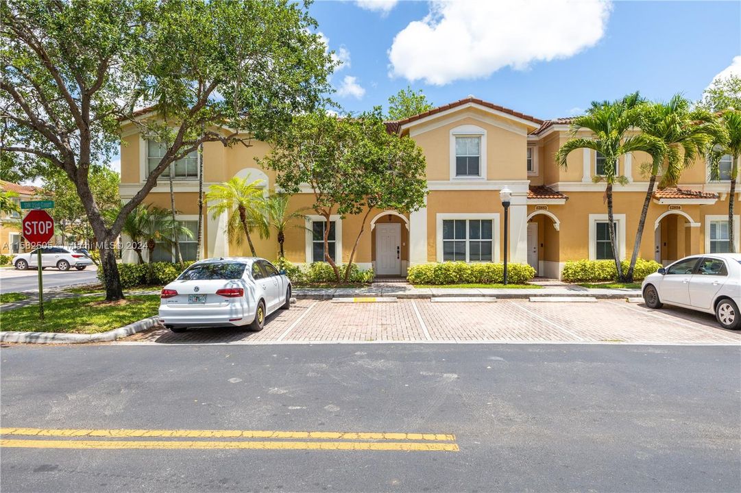 Recently Rented: $3,000 (3 beds, 3 baths, 1270 Square Feet)