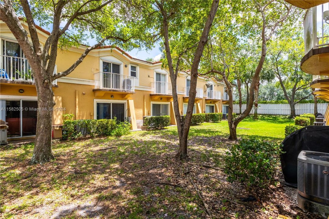 Active With Contract: $3,000 (3 beds, 3 baths, 1270 Square Feet)