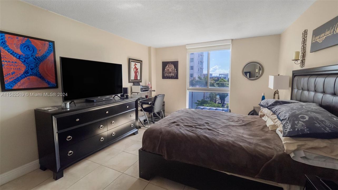 Active With Contract: $270,000 (1 beds, 1 baths, 760 Square Feet)