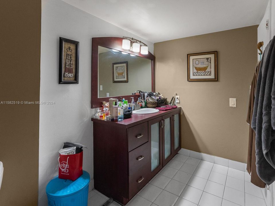 Active With Contract: $270,000 (1 beds, 1 baths, 760 Square Feet)