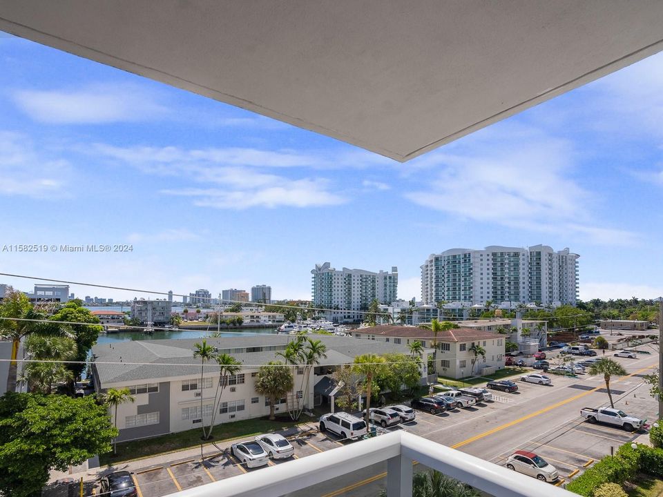 Active With Contract: $270,000 (1 beds, 1 baths, 760 Square Feet)