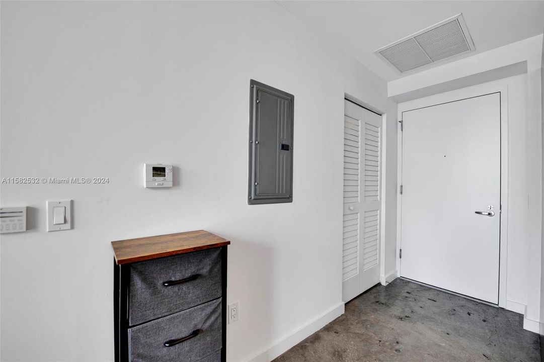 Active With Contract: $405,000 (1 beds, 1 baths, 526 Square Feet)
