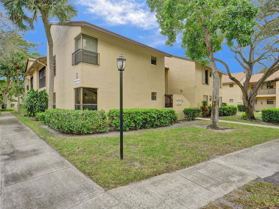 Active With Contract: $2,500 (3 beds, 2 baths, 1115 Square Feet)