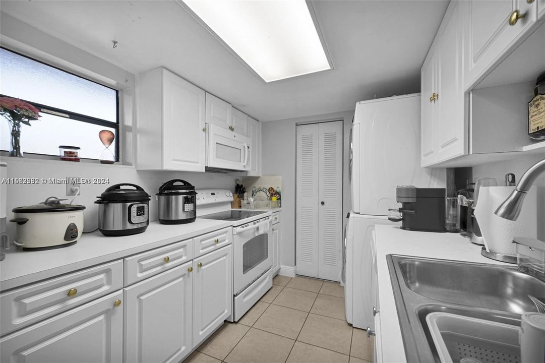 For Sale: $309,000 (2 beds, 2 baths, 1210 Square Feet)