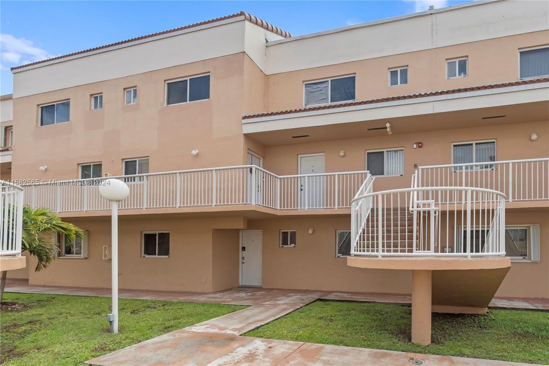 For Sale: $339,777 (2 beds, 2 baths, 1060 Square Feet)