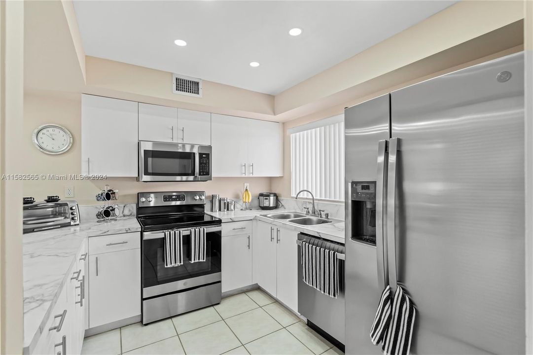 For Sale: $339,777 (2 beds, 2 baths, 1060 Square Feet)
