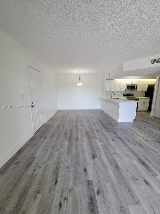 For Rent: $1,900 (1 beds, 1 baths, 813 Square Feet)