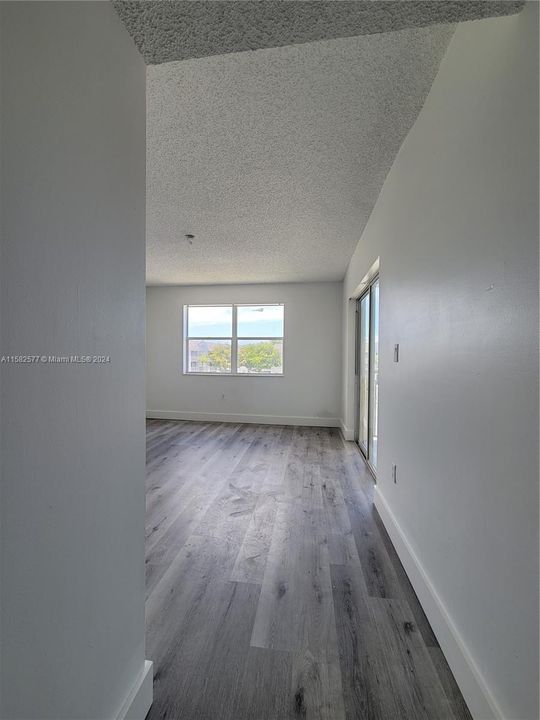 For Rent: $1,900 (1 beds, 1 baths, 813 Square Feet)