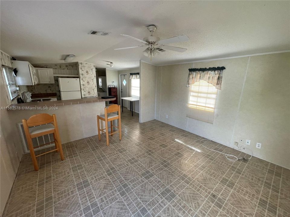 For Sale: $199,999 (2 beds, 1 baths, 710 Square Feet)