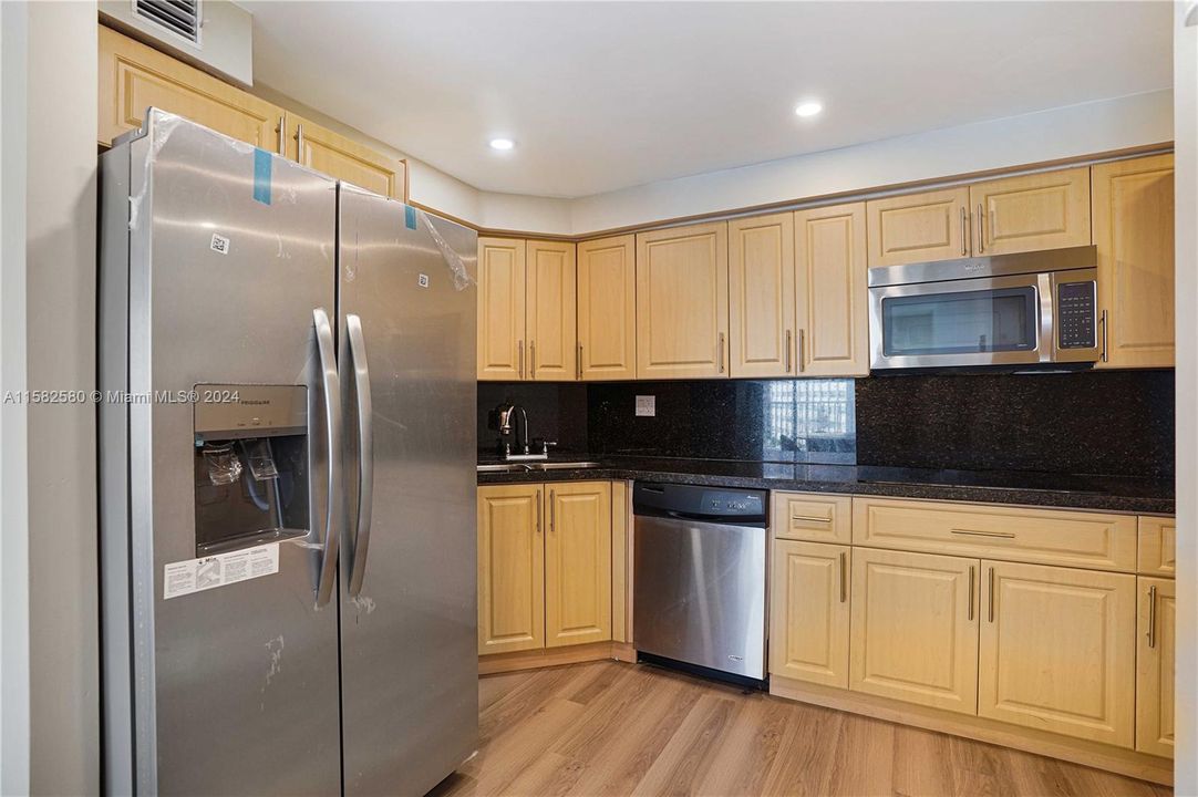 For Sale: $275,000 (1 beds, 1 baths, 968 Square Feet)