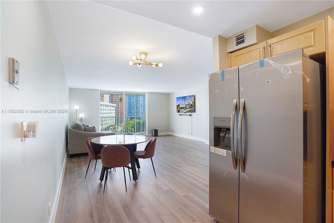 For Sale: $275,000 (1 beds, 1 baths, 968 Square Feet)