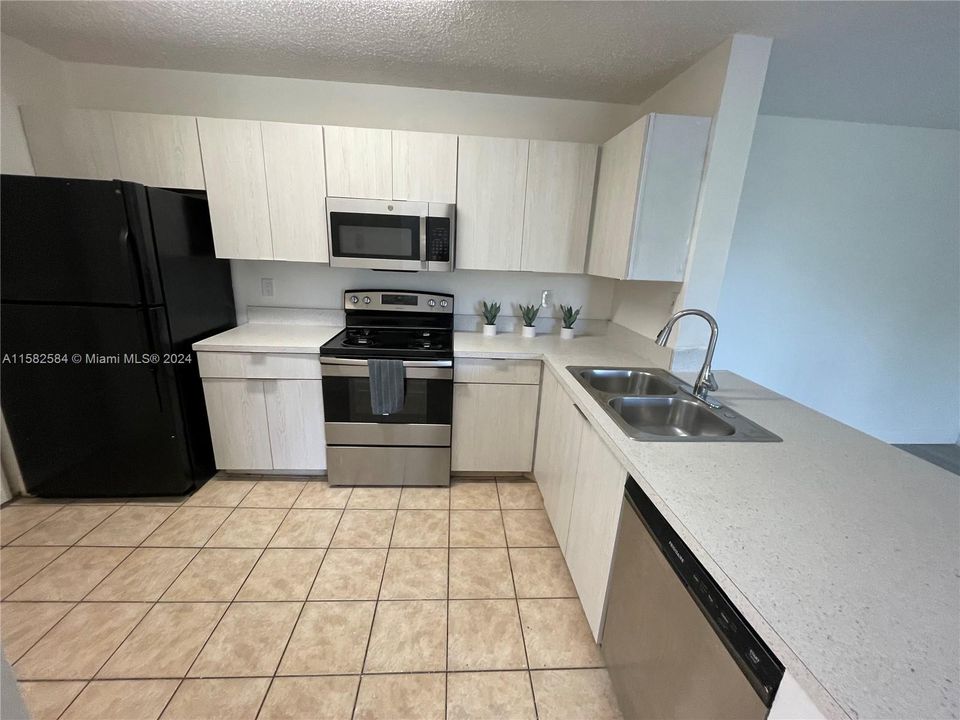 For Rent: $2,650 (3 beds, 2 baths, 1305 Square Feet)