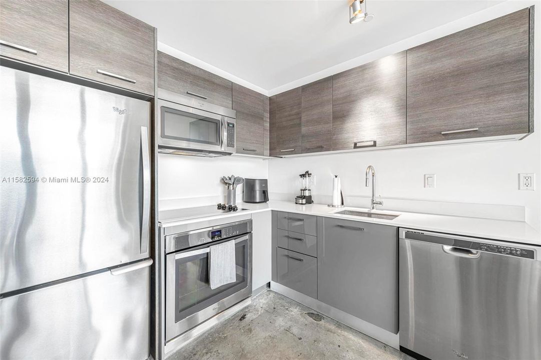 Active With Contract: $385,000 (1 beds, 1 baths, 533 Square Feet)