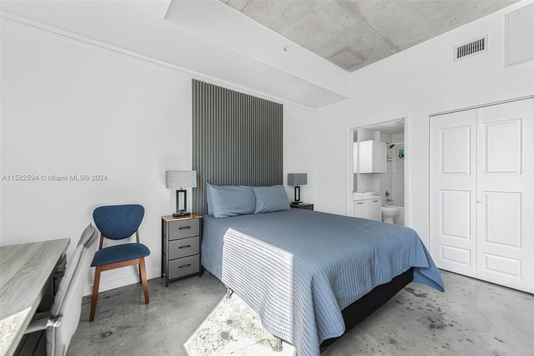 Active With Contract: $385,000 (1 beds, 1 baths, 533 Square Feet)