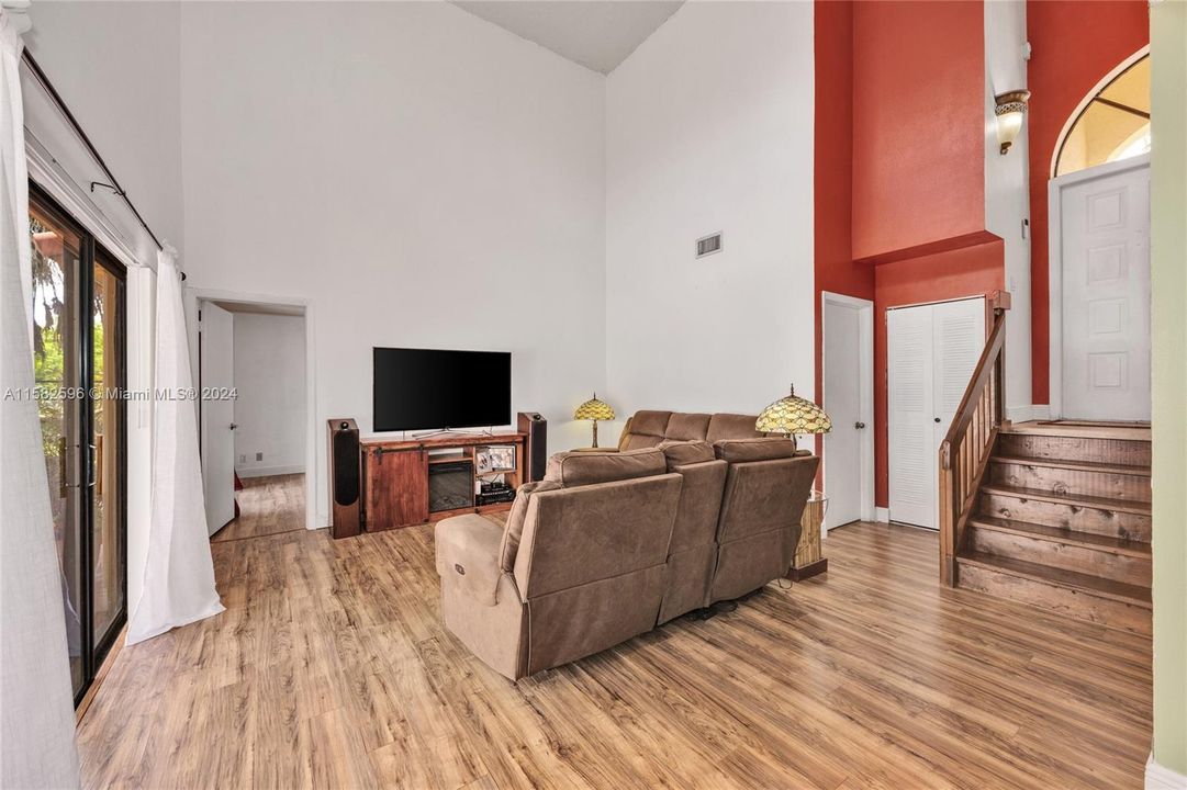 Active With Contract: $449,000 (3 beds, 2 baths, 1392 Square Feet)