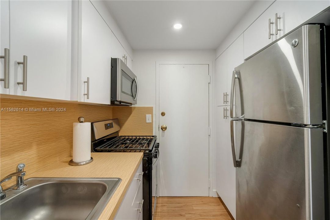 For Rent: $3,100 (1 beds, 1 baths, 840 Square Feet)