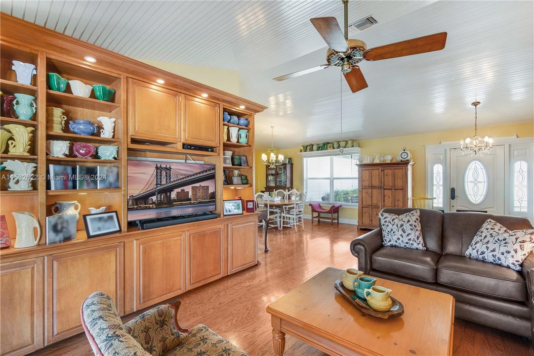Active With Contract: $925,000 (3 beds, 2 baths, 2098 Square Feet)