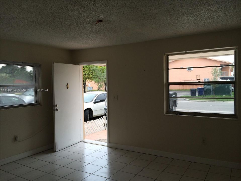 Recently Rented: $1,900 (1 beds, 1 baths, 610 Square Feet)