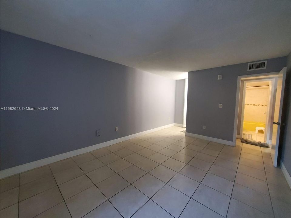 For Rent: $1,600 (1 beds, 1 baths, 696 Square Feet)