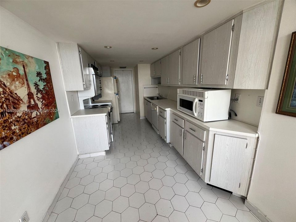 For Sale: $325,000 (2 beds, 2 baths, 1259 Square Feet)