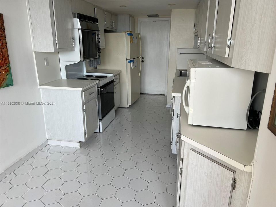 For Sale: $325,000 (2 beds, 2 baths, 1259 Square Feet)