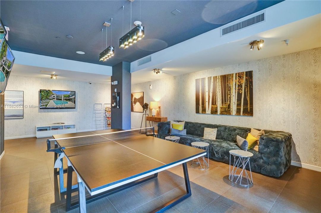For Sale: $539,000 (1 beds, 1 baths, 827 Square Feet)