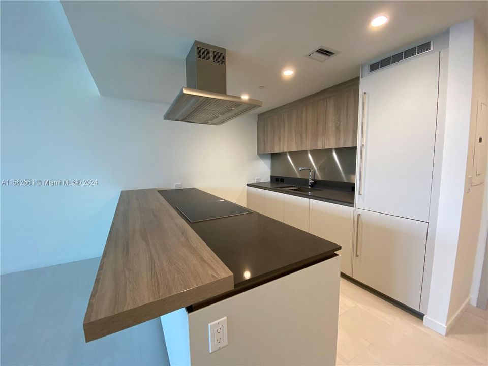For Sale: $900,000 (1 beds, 1 baths, 906 Square Feet)