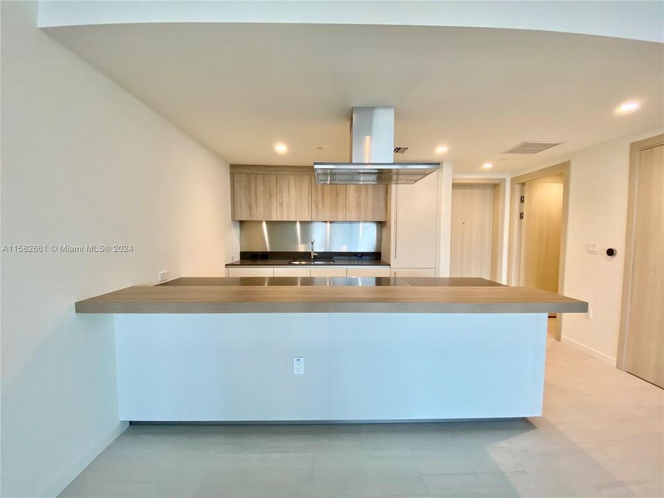 For Sale: $900,000 (1 beds, 1 baths, 906 Square Feet)