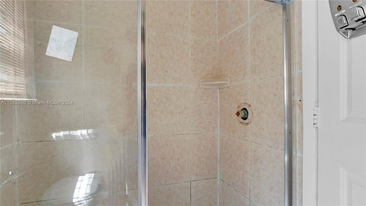 En Venta: $529,900 (4 camas, 2 baños, 1394 Pies cuadrados)