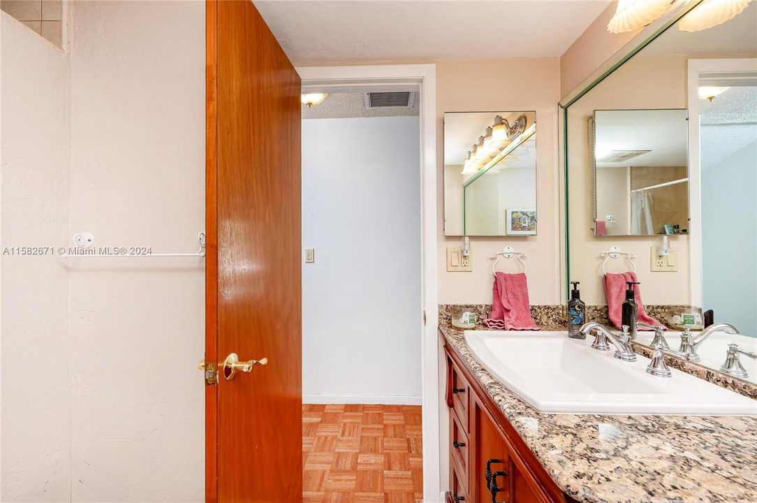For Sale: $294,500 (2 beds, 1 baths, 1018 Square Feet)