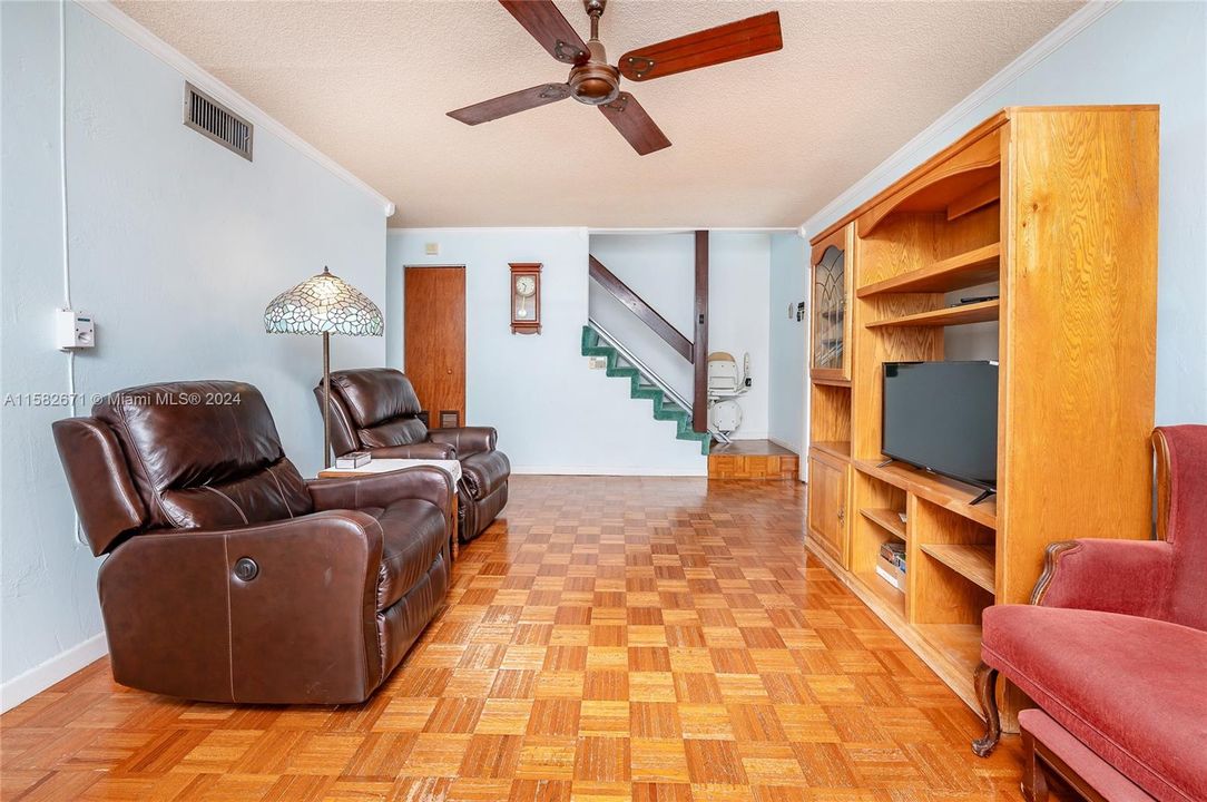 For Sale: $294,500 (2 beds, 1 baths, 1018 Square Feet)