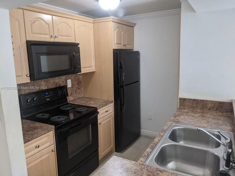 For Sale: $275,000 (2 beds, 2 baths, 925 Square Feet)