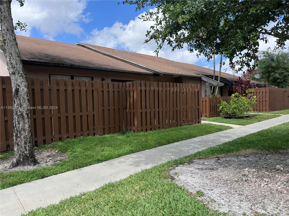 For Rent: $2,500 (2 beds, 2 baths, 954 Square Feet)