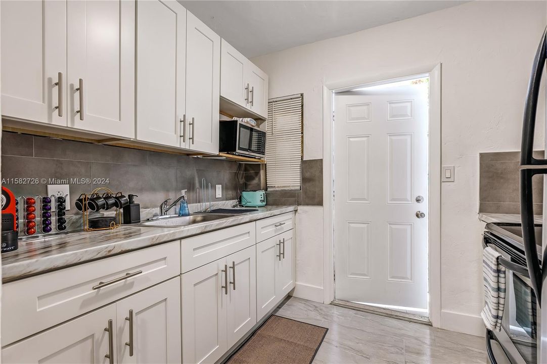 For Rent: $2,300 (2 beds, 1 baths, 875 Square Feet)