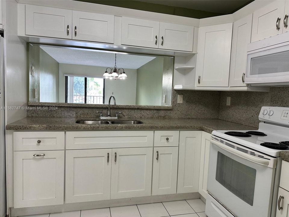For Sale: $284,000 (1 beds, 1 baths, 864 Square Feet)
