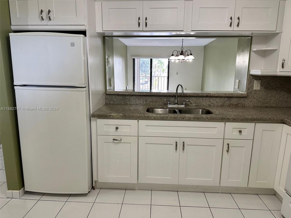 For Sale: $284,000 (1 beds, 1 baths, 864 Square Feet)