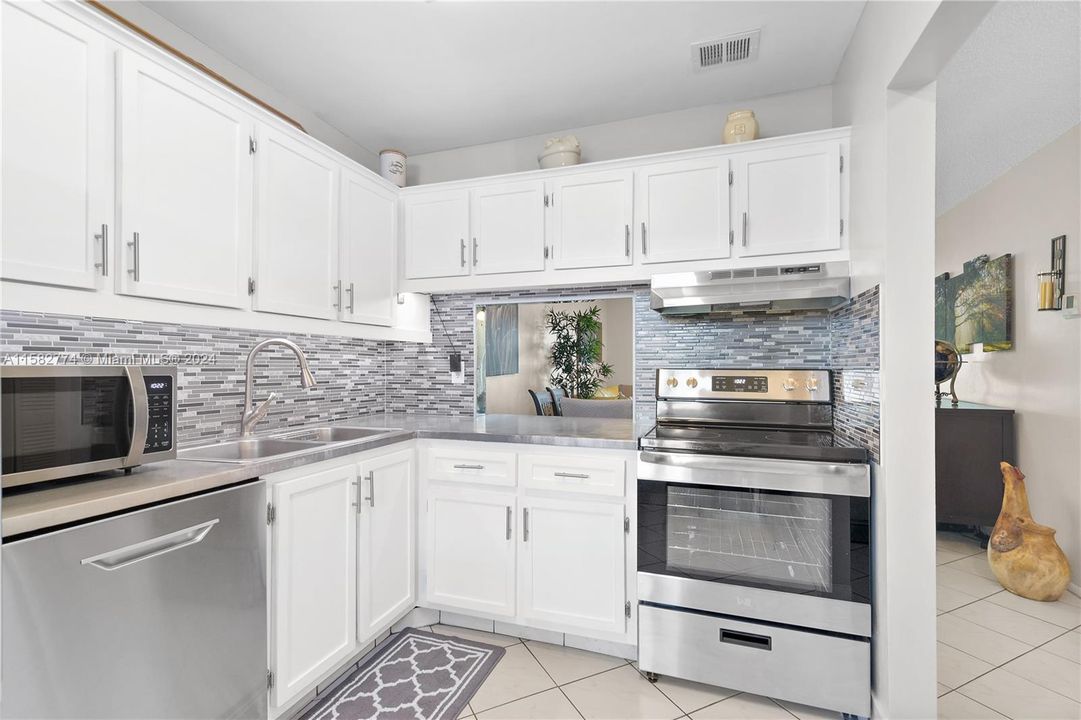 For Sale: $204,999 (2 beds, 2 baths, 857 Square Feet)