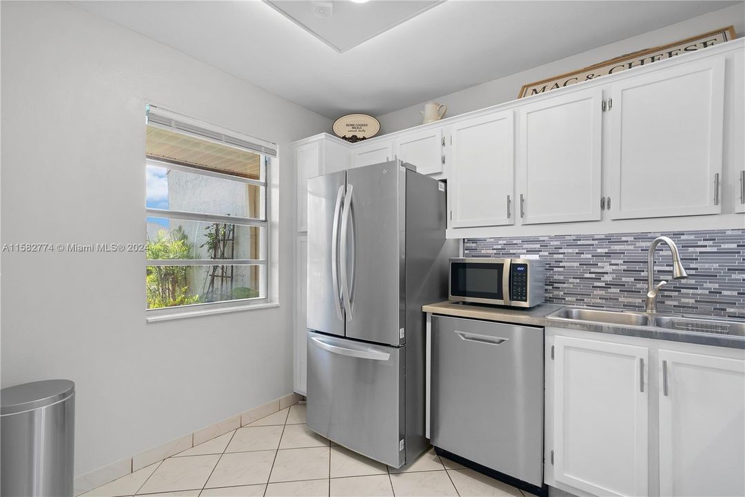 For Sale: $204,999 (2 beds, 2 baths, 857 Square Feet)