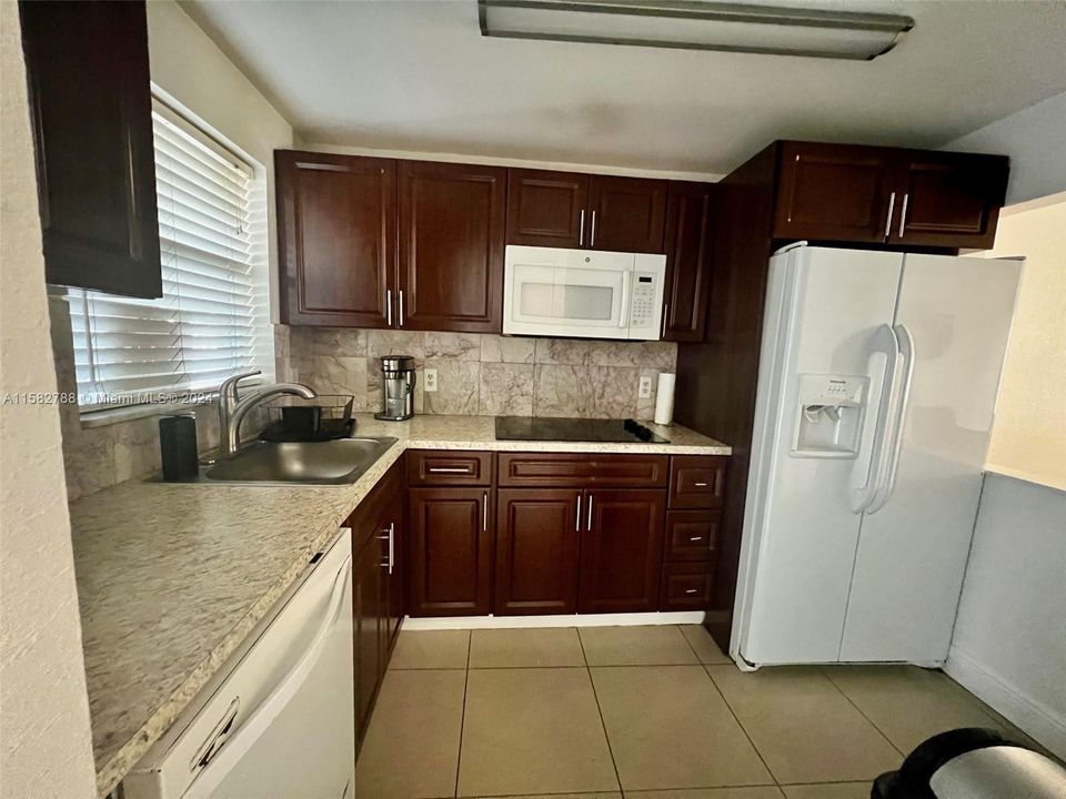 For Rent: $1,900 (2 beds, 2 baths, 916 Square Feet)