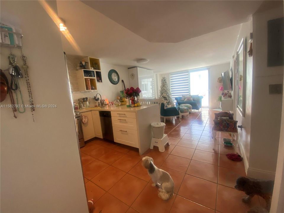 For Sale: $530,000 (1 beds, 1 baths, 656 Square Feet)